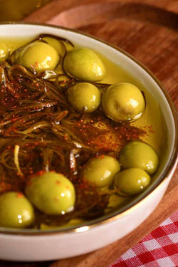 https://www.hataygastronomiklezzetler.com/wp-content/uploads/2022/04/organik-zeytin.jpg
