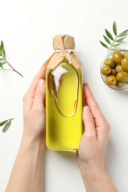 https://www.hataygastronomiklezzetler.com/wp-content/uploads/2022/04/organik-zeytinyagi.jpg